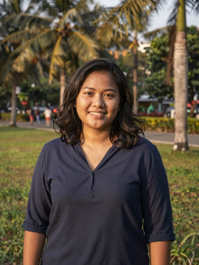 Fitria, 30, Indonesian professional woman from Medan in tropical park, looking for lasting love