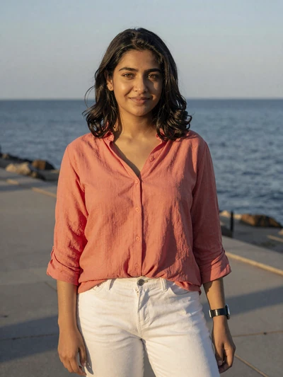 Zara, 25, Pakistani woman from Karachi on seaside promenade, looking for meaningful cross-cultural connection