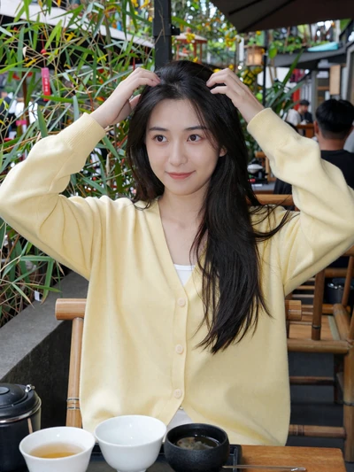 Mei, 24, Chinese woman from Chengdu at traditional teahouse, open to international dating