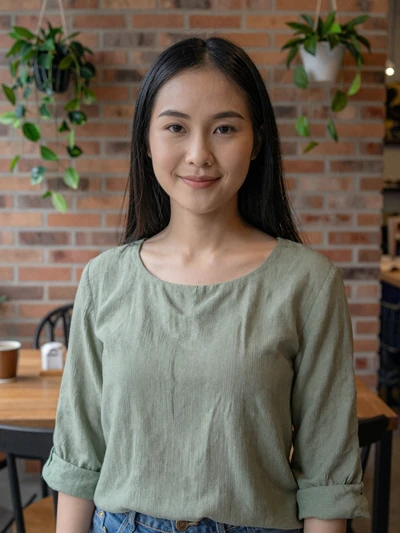 Linh, 26, Vietnamese woman from Ho Chi Minh City in a cozy café open to international dating